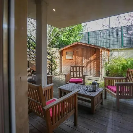 Spatious Retreat For Group Getaway In